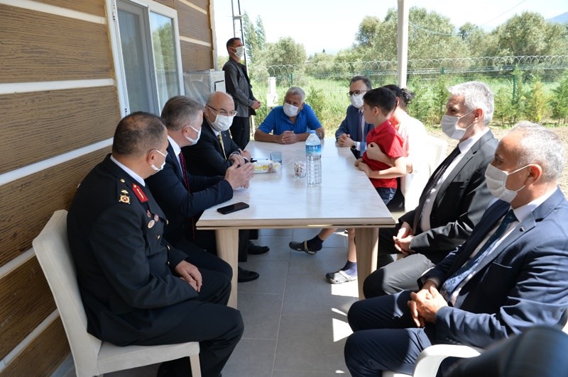 sehit polis memuru mehmet celik in ailesine bayram ziyareti